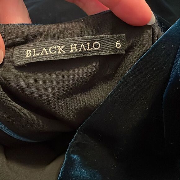 Black Halo Bowery Velvet Sheath Dress in Emerald - Picture 6 of 7
